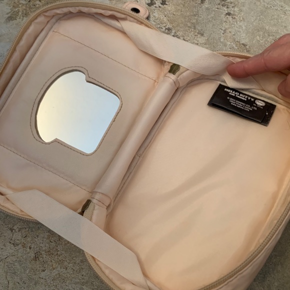 NWT HELLO KITTY & Friends Bread Makeup Bag beige mirror cute 8” x 5" Bioworld - Picture 2 of 13